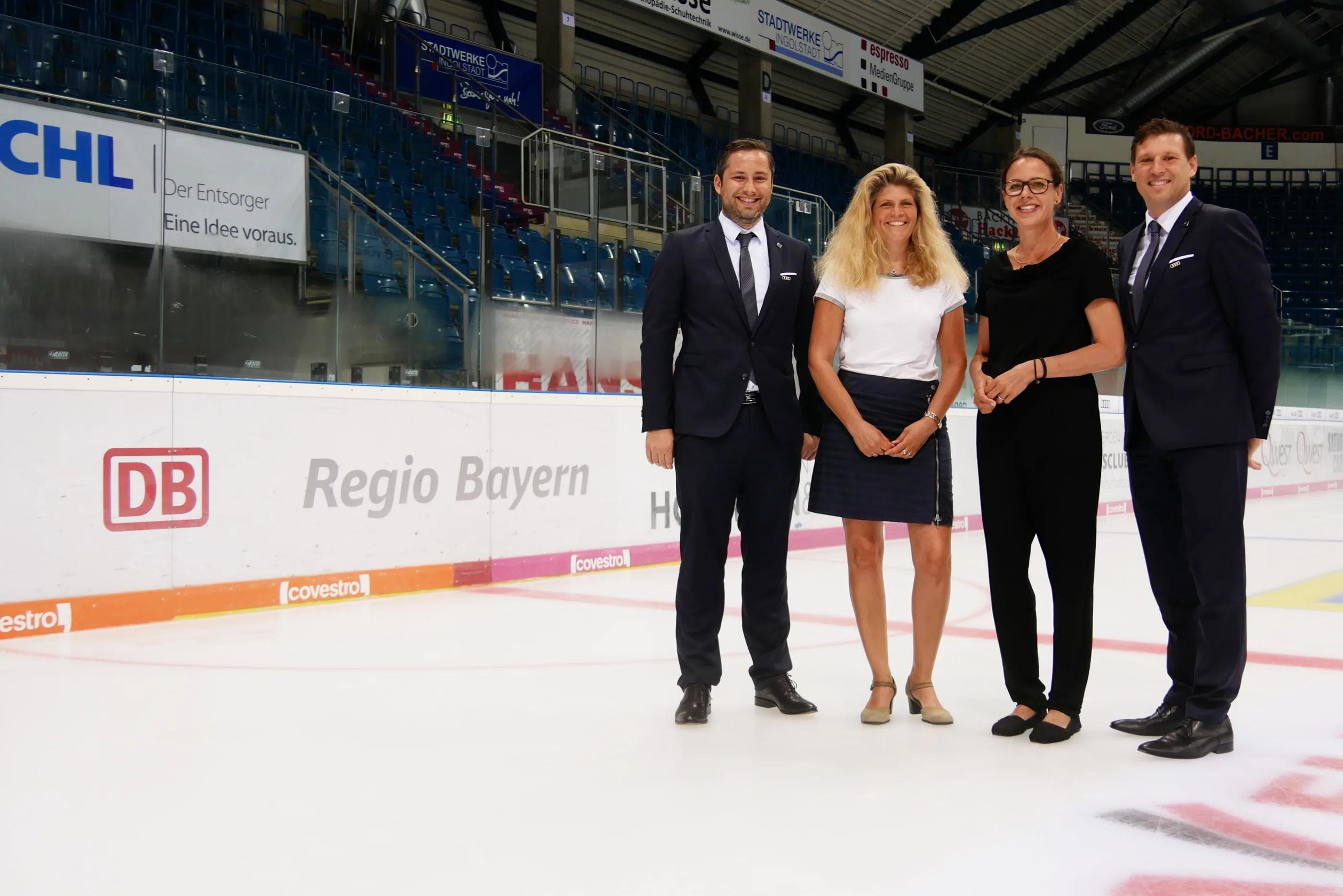 Freuen sich über die Partnerschaft (v.l.n.r.): Nicholas Rausch (ERC-Salesmanager), Anke Jochum (Marketing DB Regio Bayern), Antonia von Bassewitz (Leiterin Fahrgastmarketing bei DB) und Claus Gröbner (ERC-Geschäftsführer).