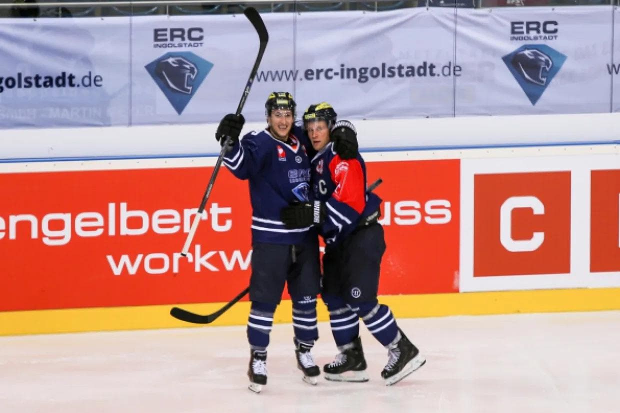 Freude über den ersten Sieg in der CHL (Foto: kbumm)
