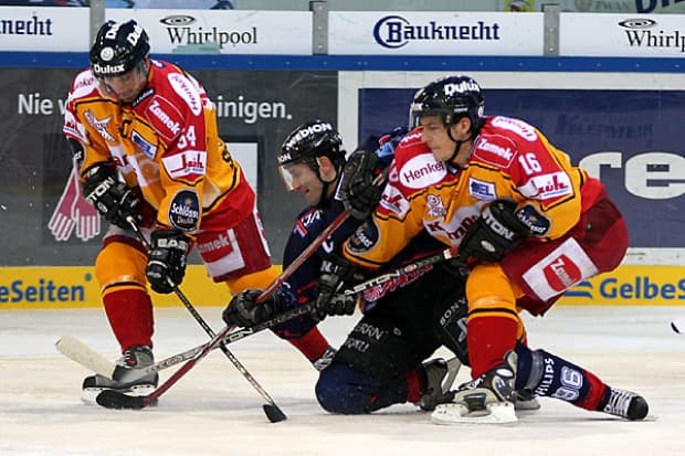 Andrew Schneider und Patrick Reimer versuchen Glen Goodall zu stoppen