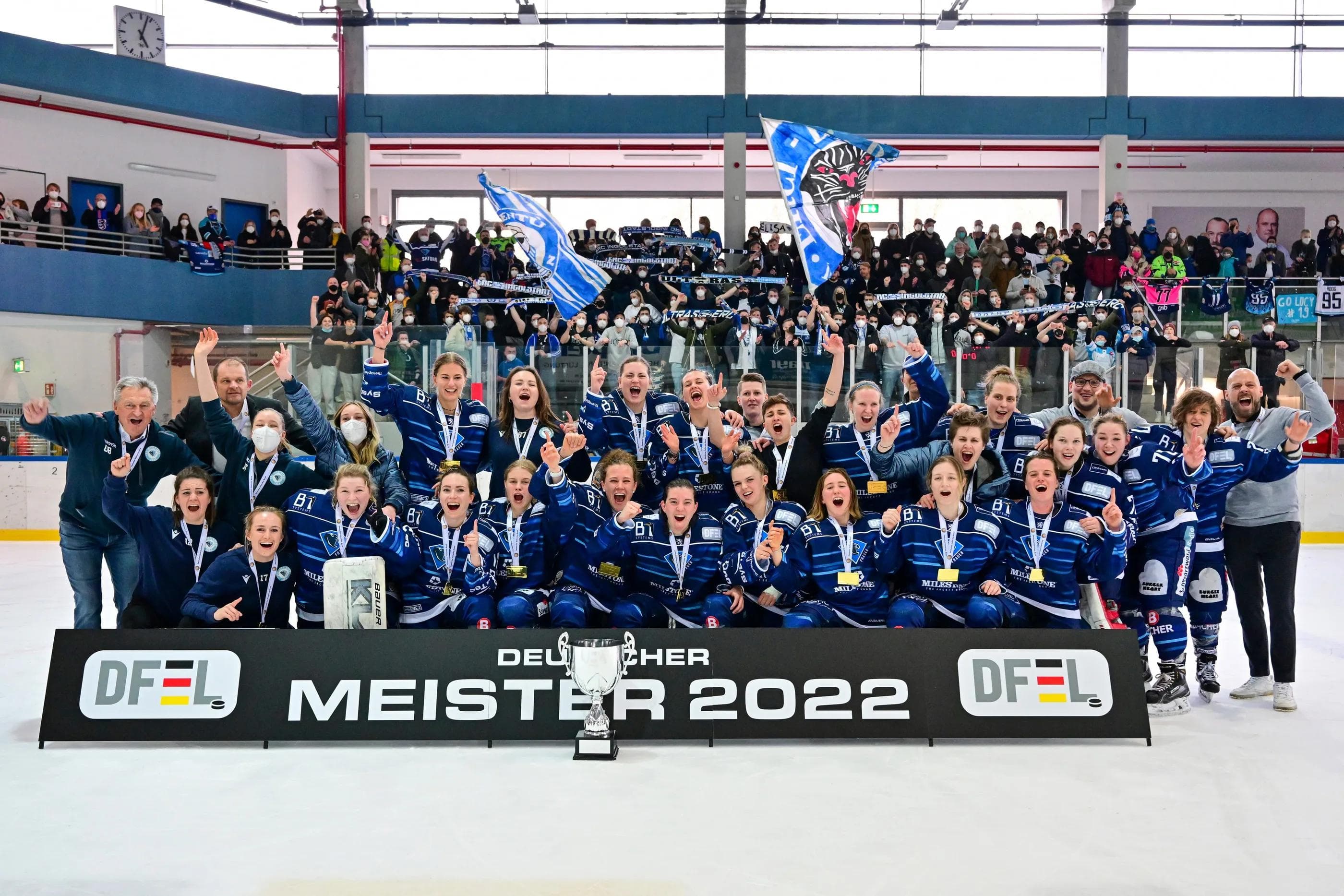 Die ERC-Frauen feiern die erste Meisterschaft ihrer Geschichte.
Foto: Johannes Traub/JT-Presse.de