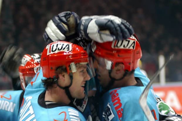 Doug Ast kann sich über seinen Hattrick freuen<br>Fotos: Hockey-Press
