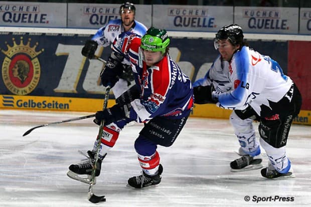 Cameron Mann versucht Brian Swanson zu stoppen