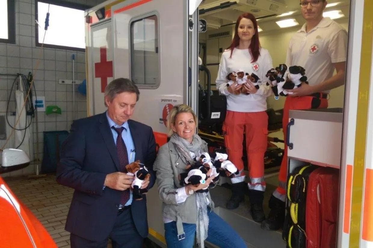 Walter Gräf und Steffi Praunsmändtl (von links) übergaben die Spende des Goals for kids e.V. an die Rettungswache Geisenfeld.