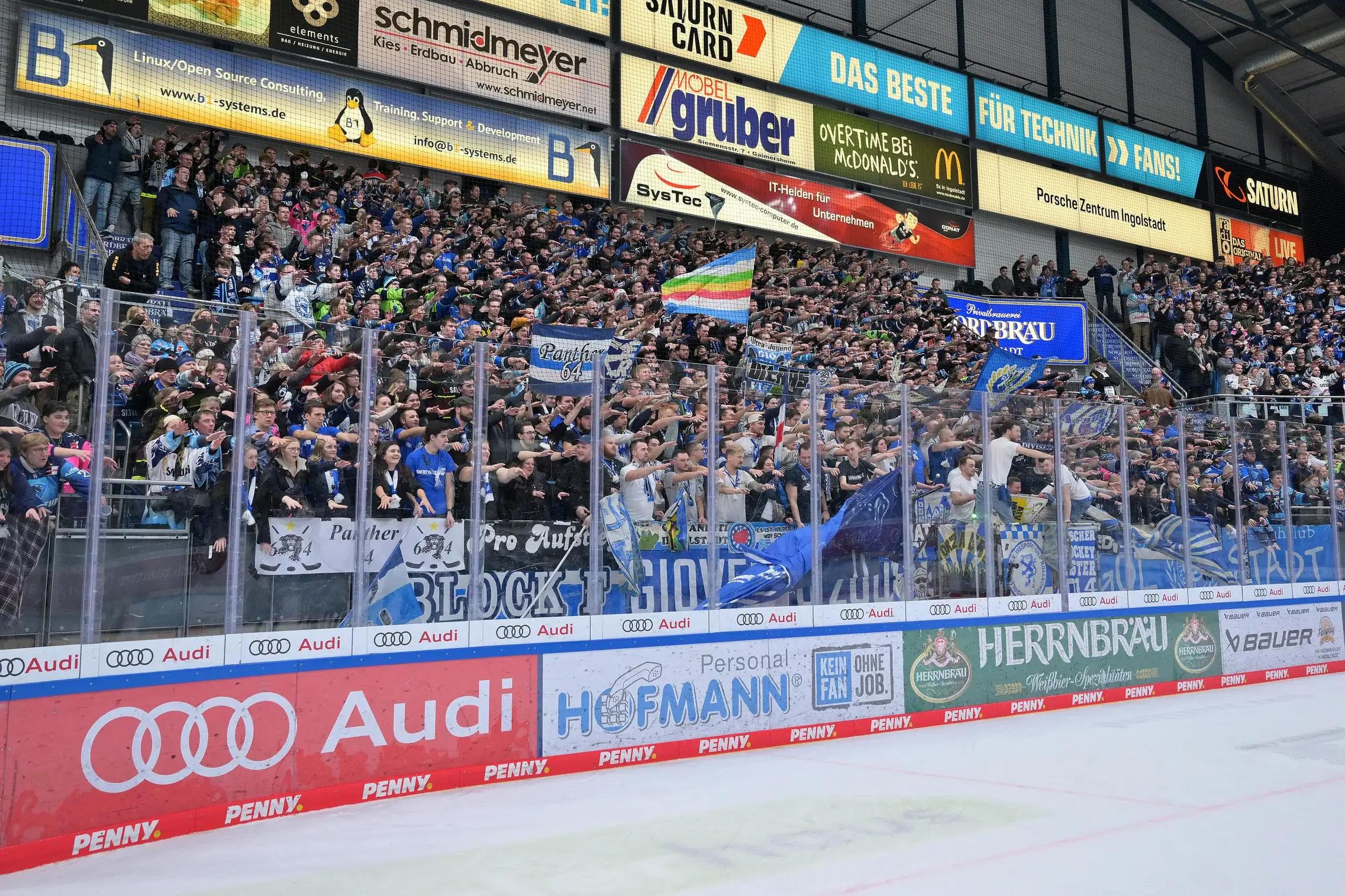 Endlich wieder gemeinsam in der SATURN-Arena. Am Samstag findet das erste Heimspiel statt!
Foto: Johannes Traub/JT-Presse.de