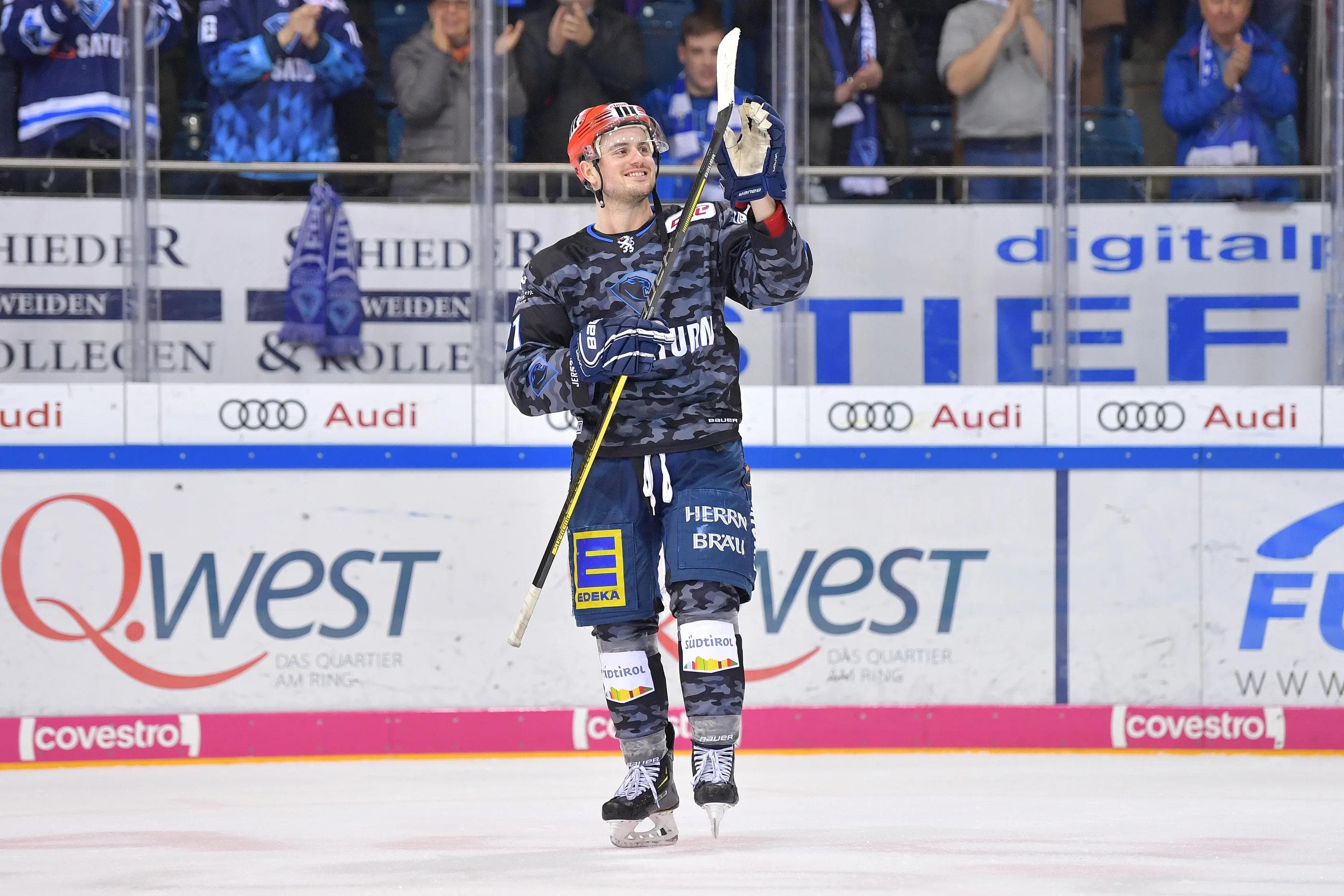 Eines der absoluten Highlights der aktuellen Gameworn-Trikot Auktionen. Das Trikot von DEL-Topscorer Wayne Simpson im Camouflage-Design.
Foto: Johannes TRAUB / JT-Presse.de