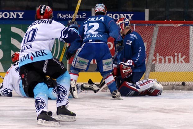 Puck im Netz, 4:1 durch Jakub Ficenec<br>Fotos: Hockey-Press