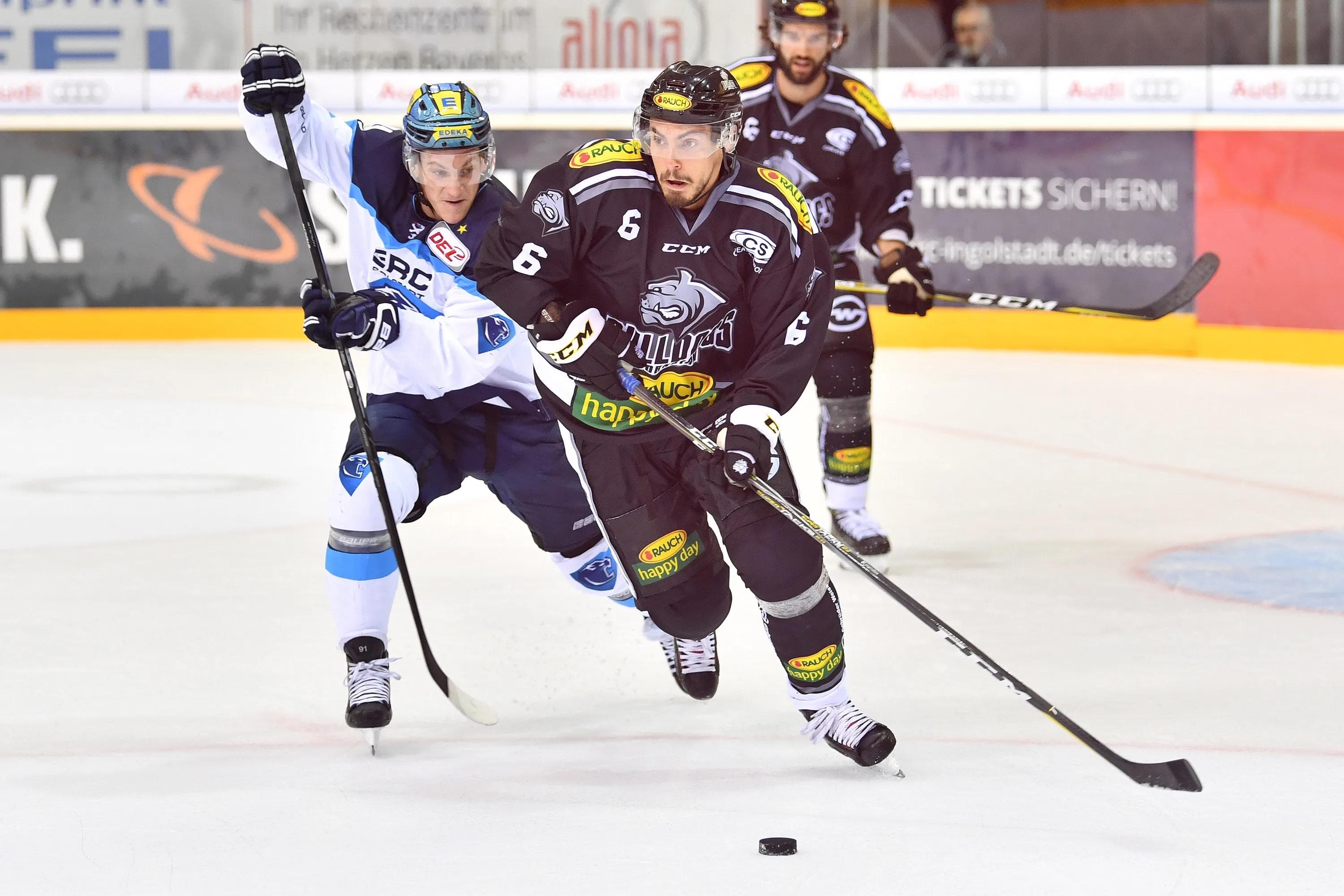 Laurin Braun (l.) und seine Panther haben auch heuer mit den Dornbirn Bulldogs zu tun. Foto: st-foto.de / Johannes Traub
