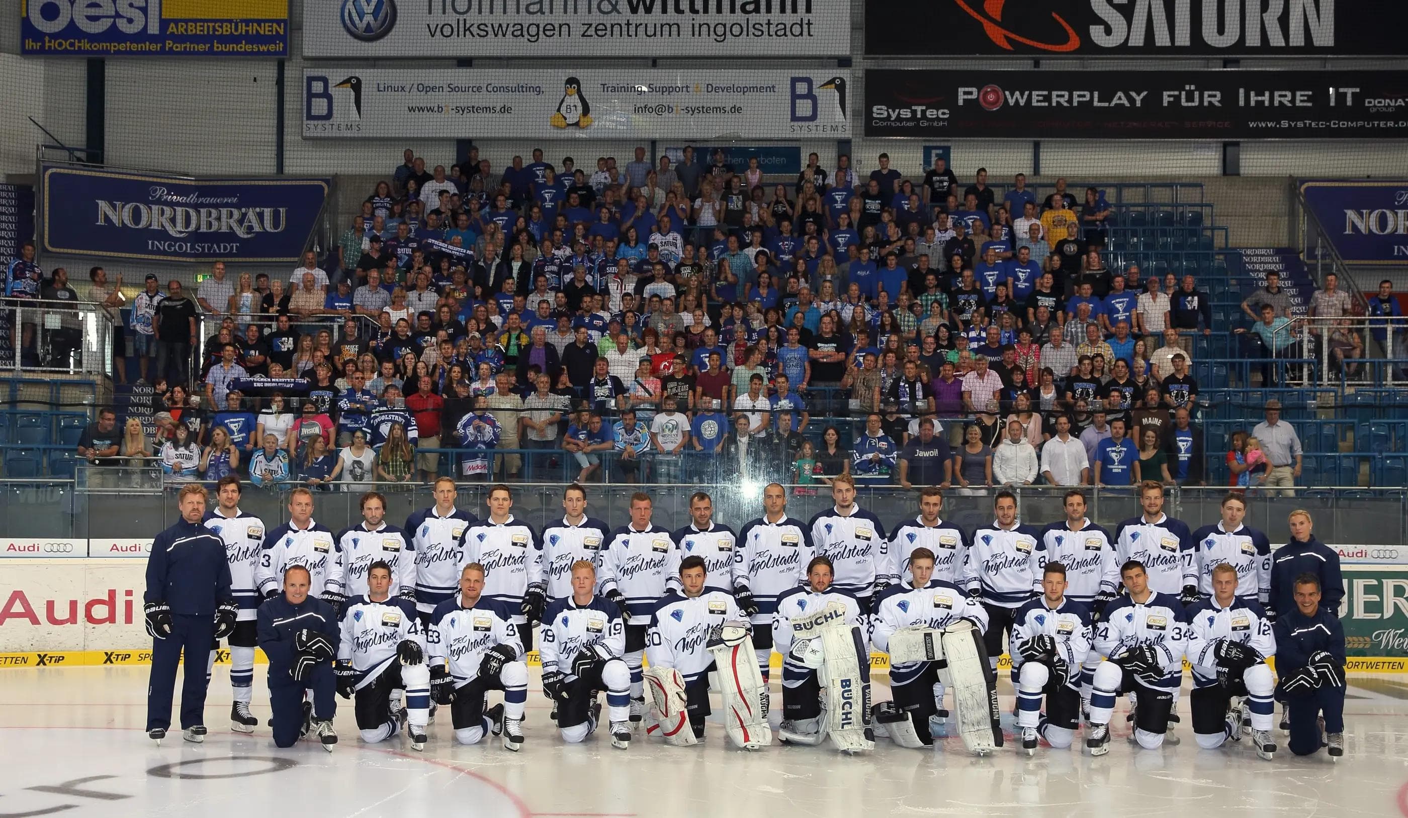Das neue Panther-Team mit Fans im Hintergrund (Foto: Stefan Bösl)