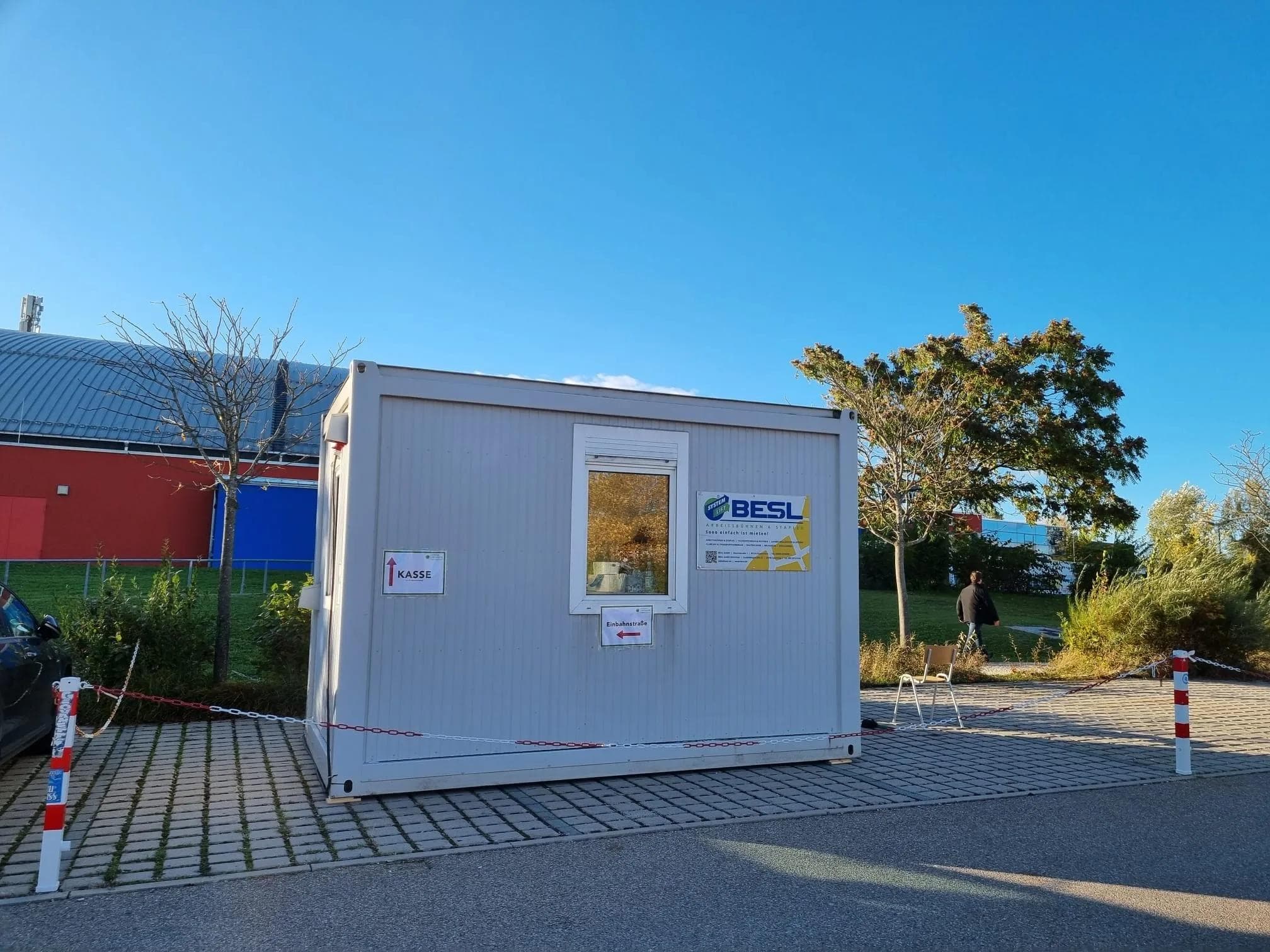 In der Teststation auf dem Parkplatz der SATURN-Arena werden die "Panther-PCR-Tests" vogenommen.