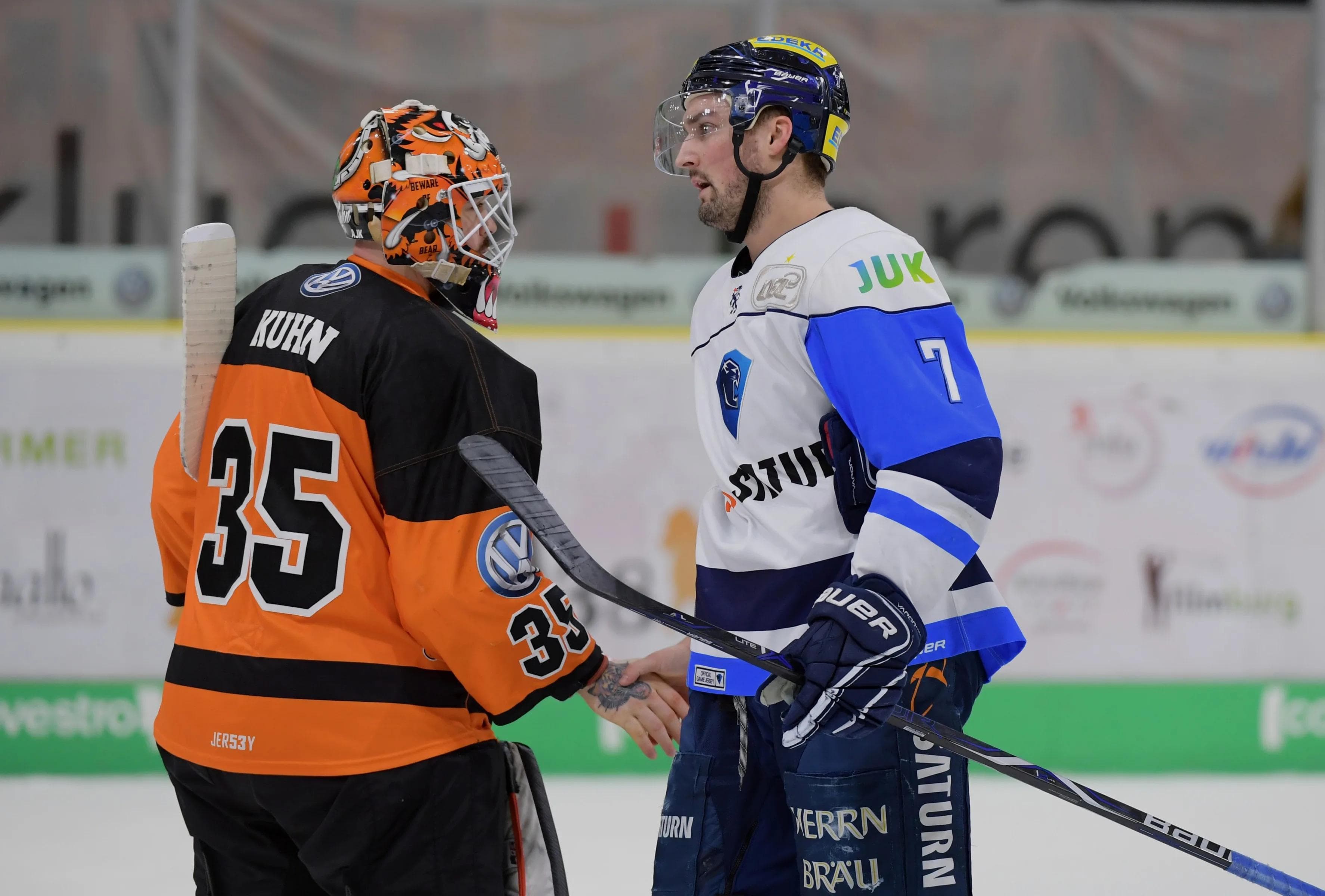 Colton Jobke tröstet Gerald Kuhn nach dem 7:5-Sieg der Panther gegen Wolfsburg.

Foto: Moritz Eden/City-Press GmbH