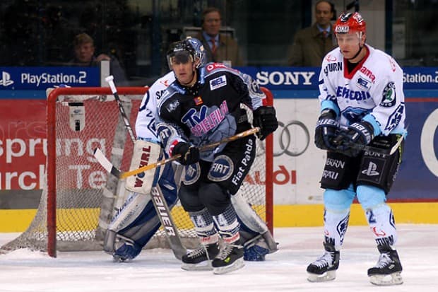 Norris sieht den Puck kommen, verdutzter Blick von Sutton