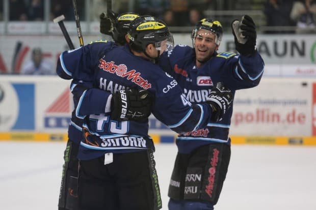 Derek Hahn beim Jubel nach seinem kuriosen Treffer zum 2:0.