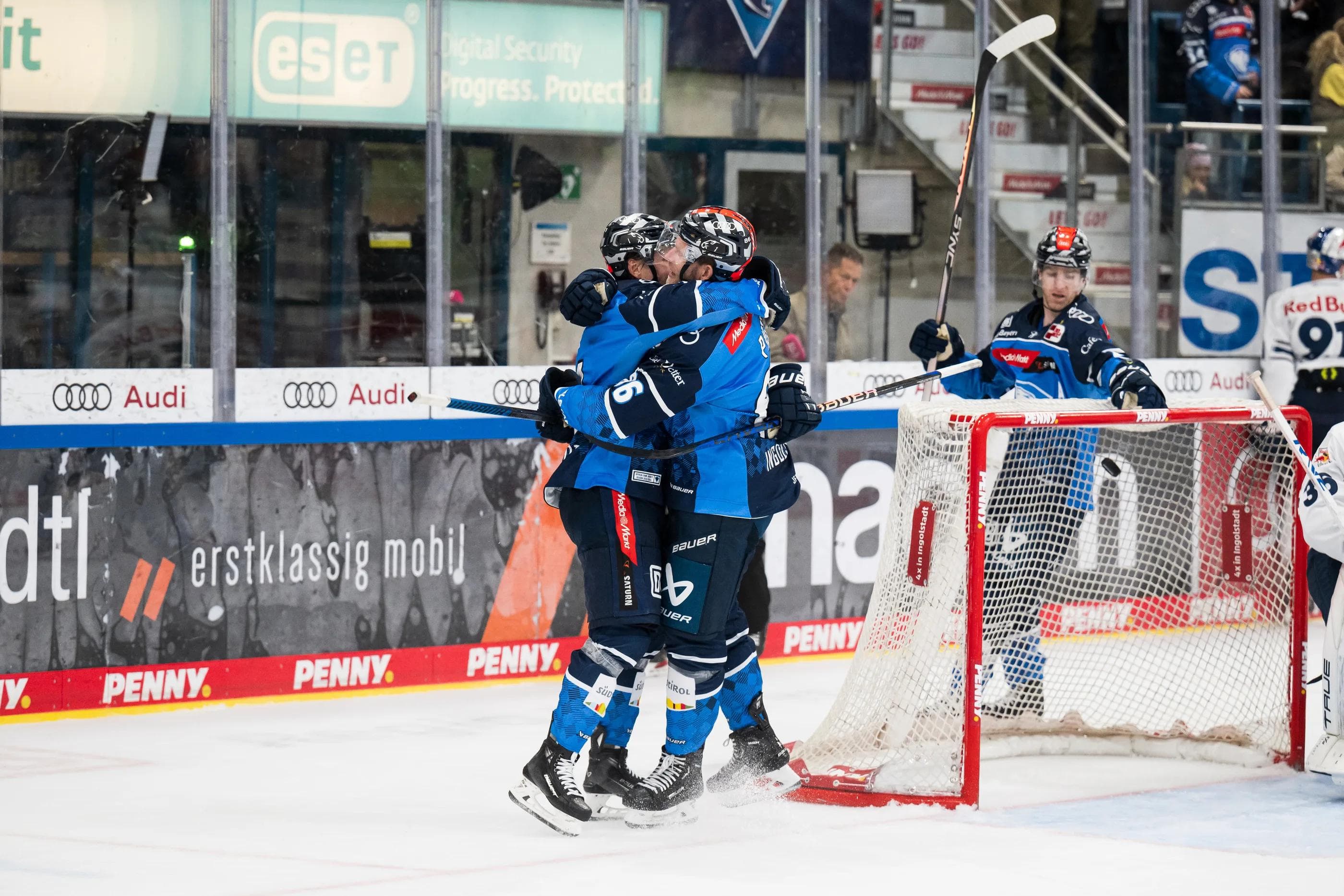 Die Panther bejubeln einen Derbysieg gegen den Meister.
Foto: Johannes Traub/JT-Presse.de
