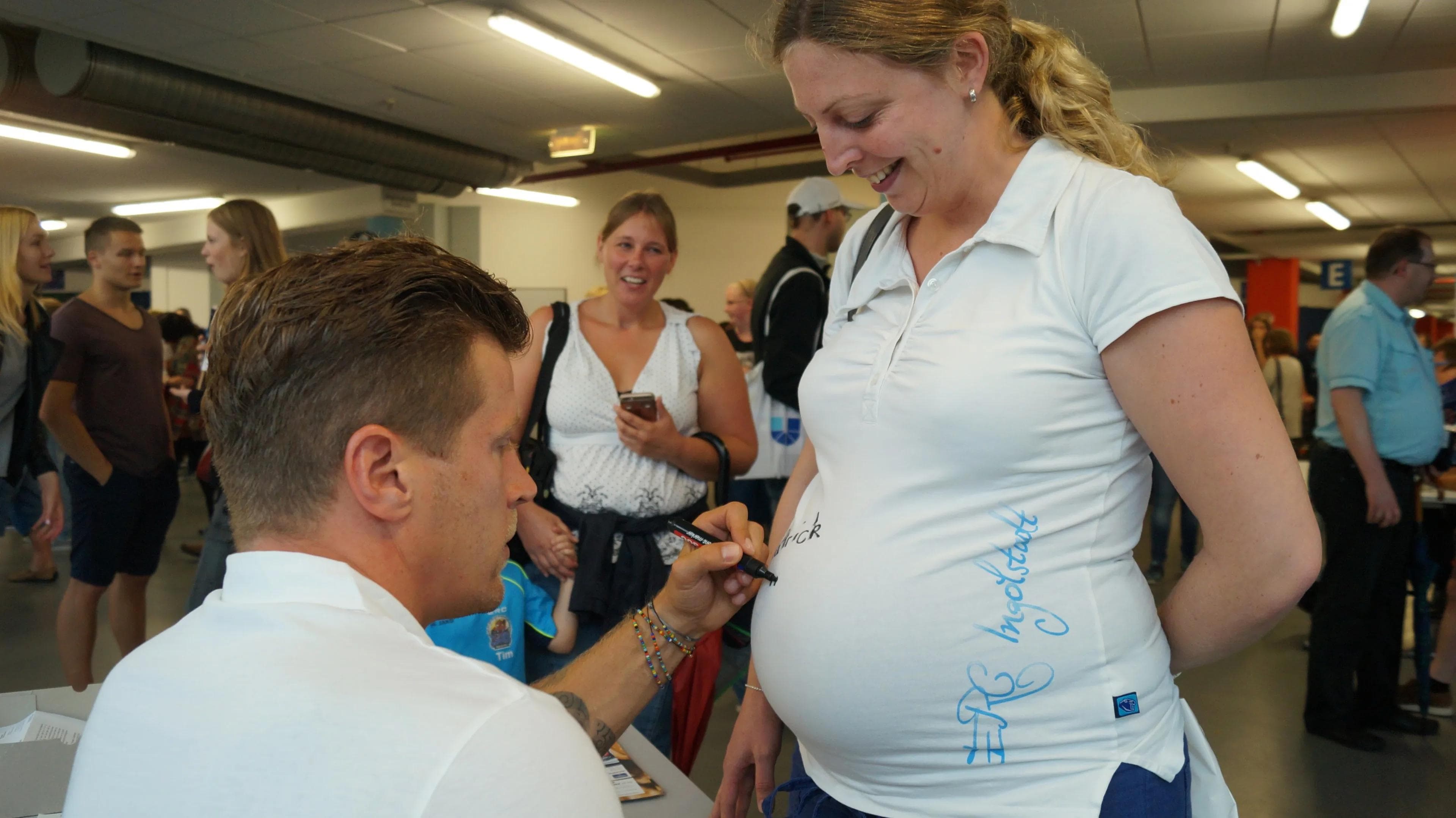 "Patrick inside" schrieb Patrick  Köppchen auf das T-Shirt, unter dem sich Andrea Kleckers Babybauch befindet. In zwei Wochen ist Geburtstermin und ja, der Kleine wird Patrick heißen!