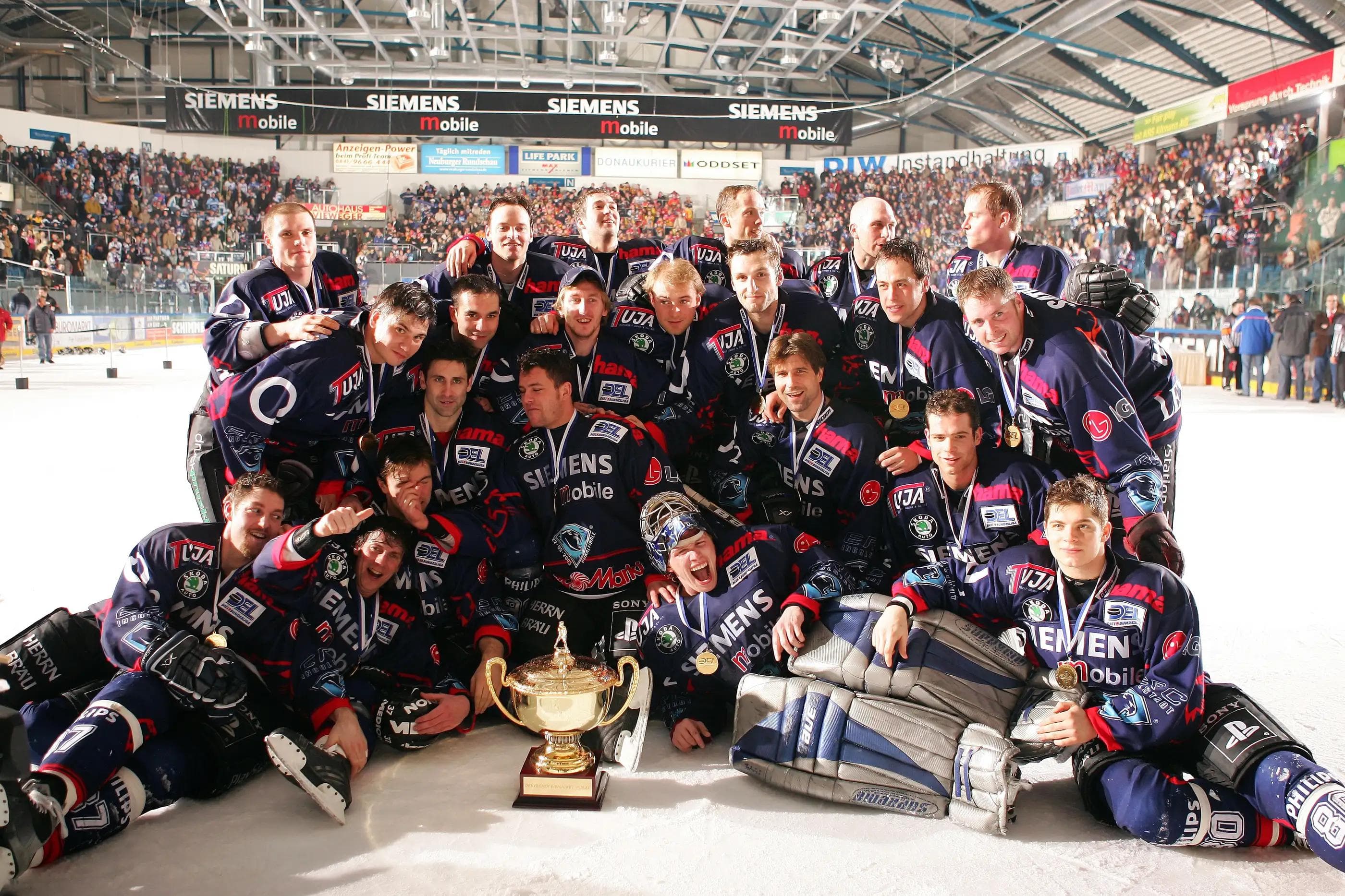 Am 22. Februar 2005 gewannen die Panther um Penalty-Held Joey Vollmer den Deutschen Eishockey-Pokal. Foto: City Press
