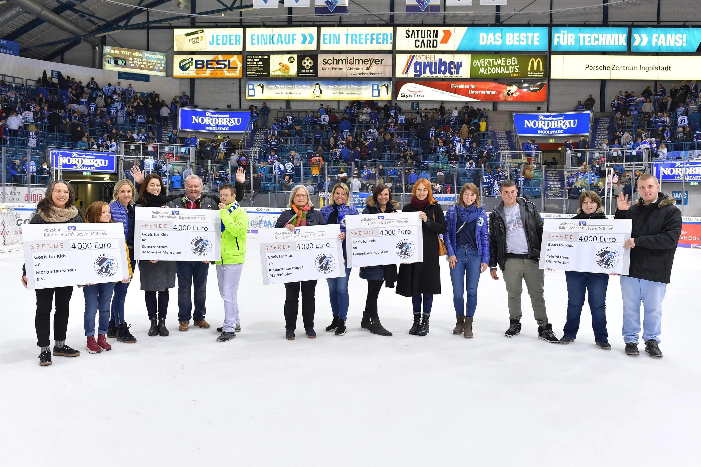 In den Drittelpausen fanden Scheckübergaben an elf verschiedene Einrichtungen statt, die von Goals for Kids unterstützt werden.
Foto: Johannes TRAUB / JT-Presse.de