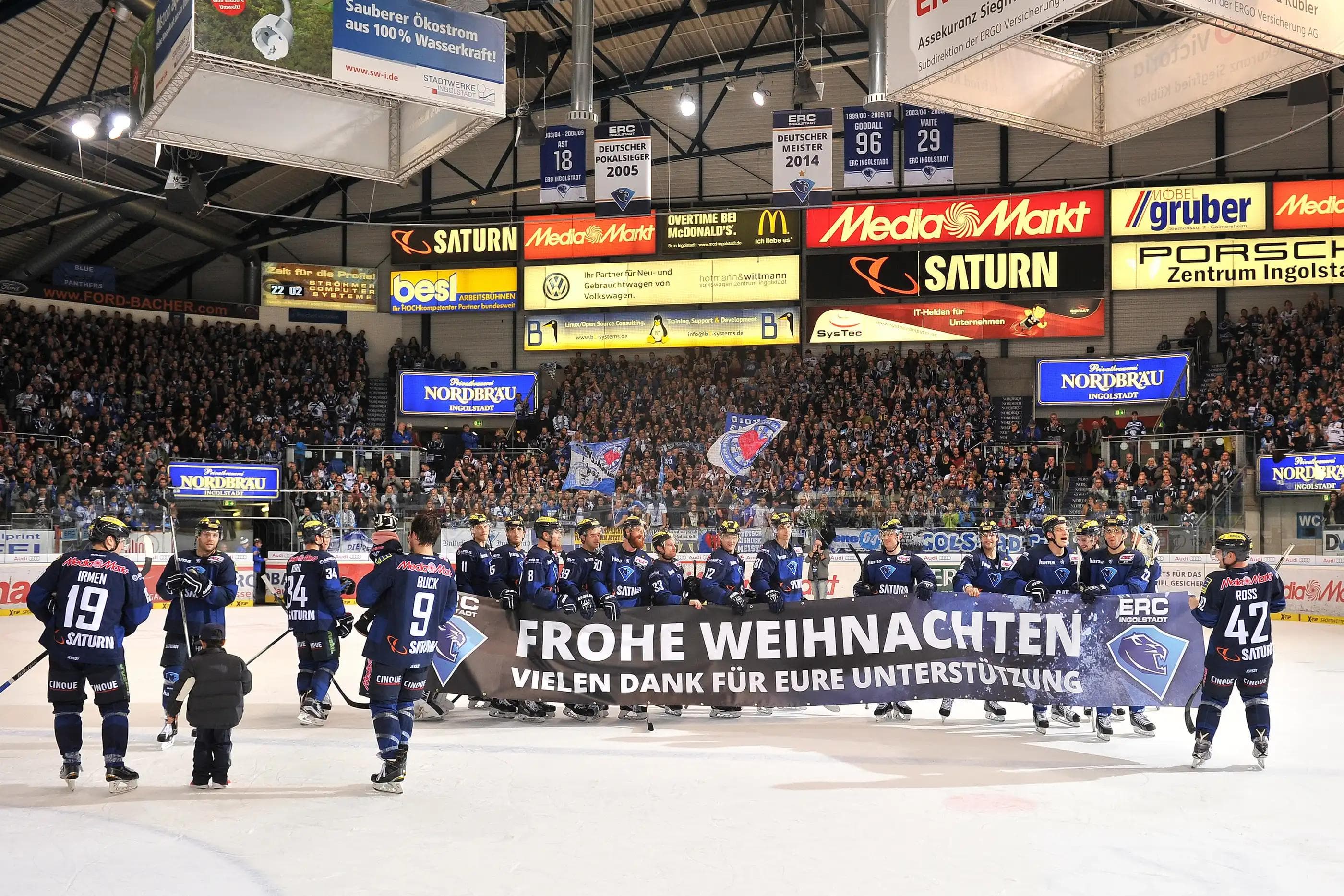 Der ERC Ingolstadt wünscht seinen Fans Frohe Weihnachten und bedankt sich für die Unterstützung. Foto: st-foto.de / Strisch-Traub