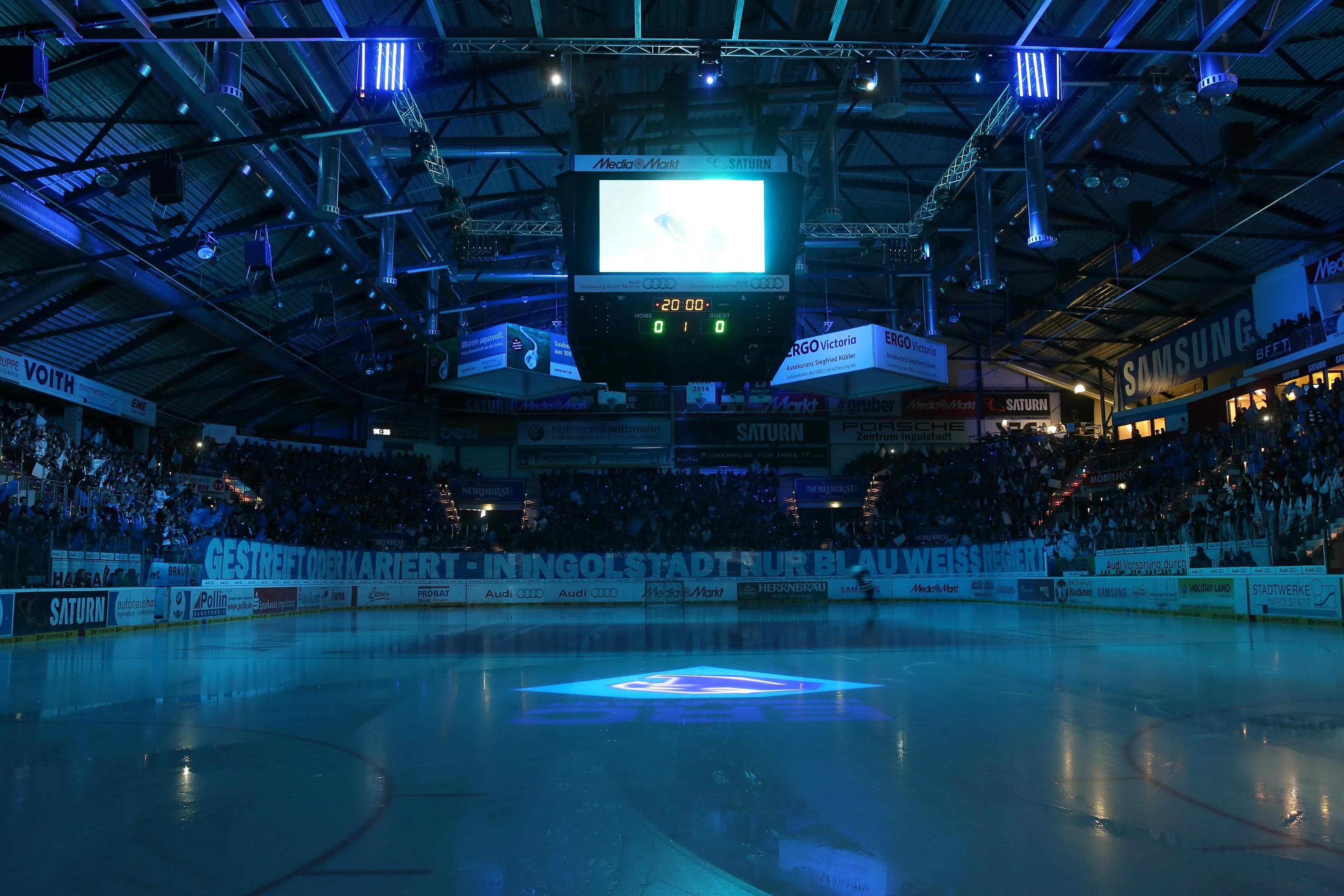 Die blaue Festung Saturn Arena wird die Panther auch im Finale wieder nach vorne treiben. Foto: Stefan Bösl / kbumm.de