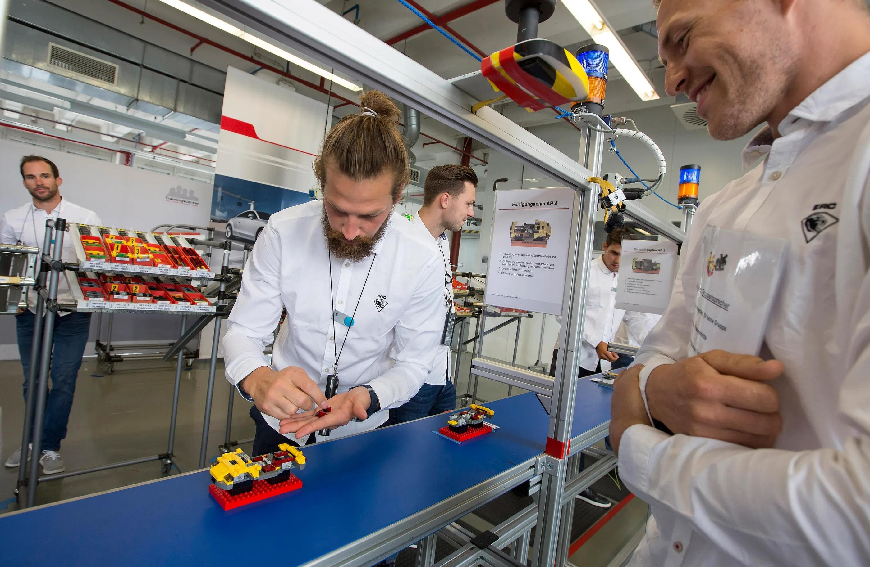 Torhüter Timo Pielmeier baut unter den prüfenden Augen von Benedikt Schopper an seinem Lego-Audi. Foto: Stefan Sauer / Audi
