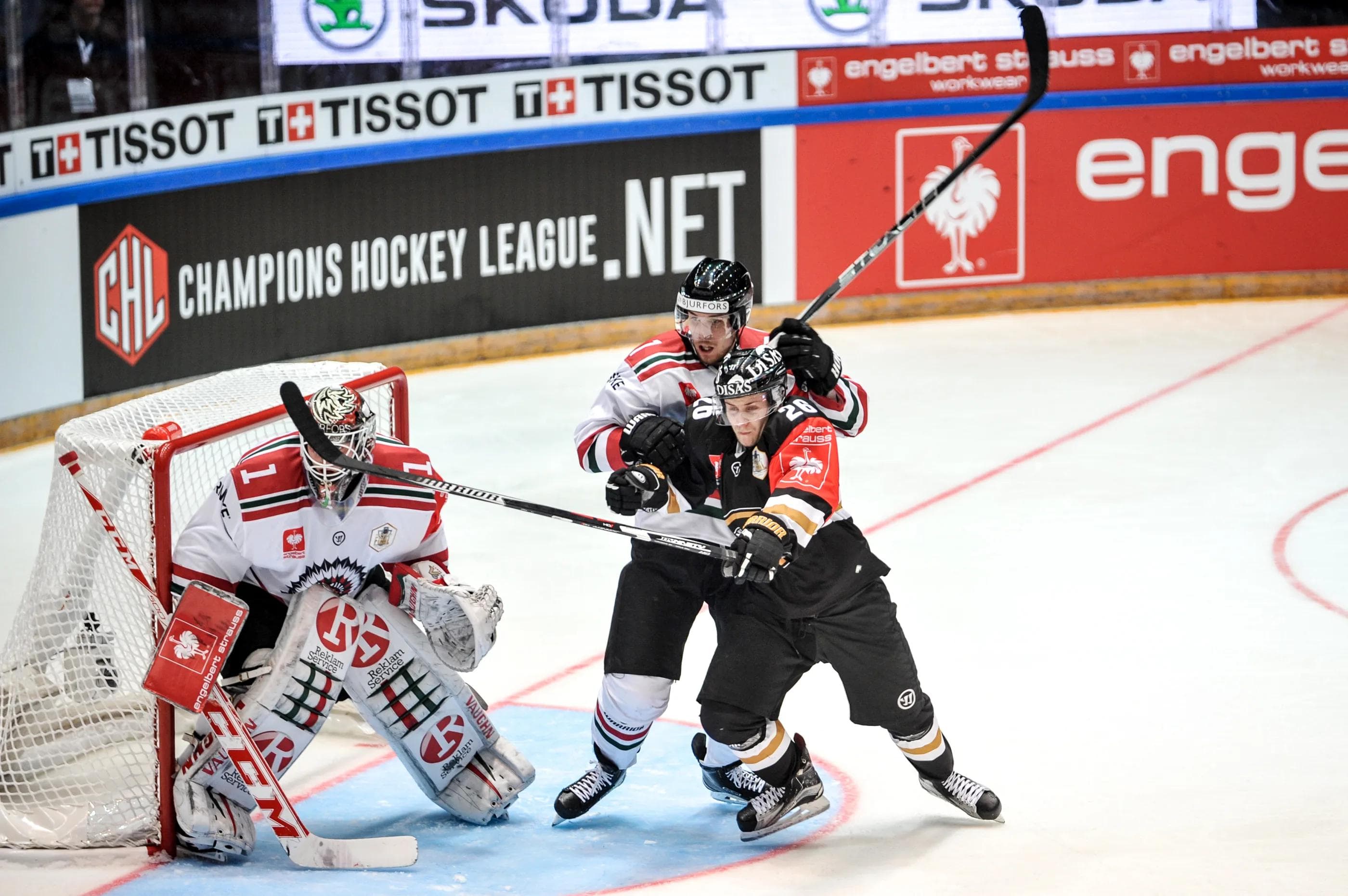Henrik Tömmernes (Mitte) gewann im Vorjahrsfinale gegen Juuso Ikonen's Kärpät Oulu. Foto: Kärpät Oulu via Getty Images