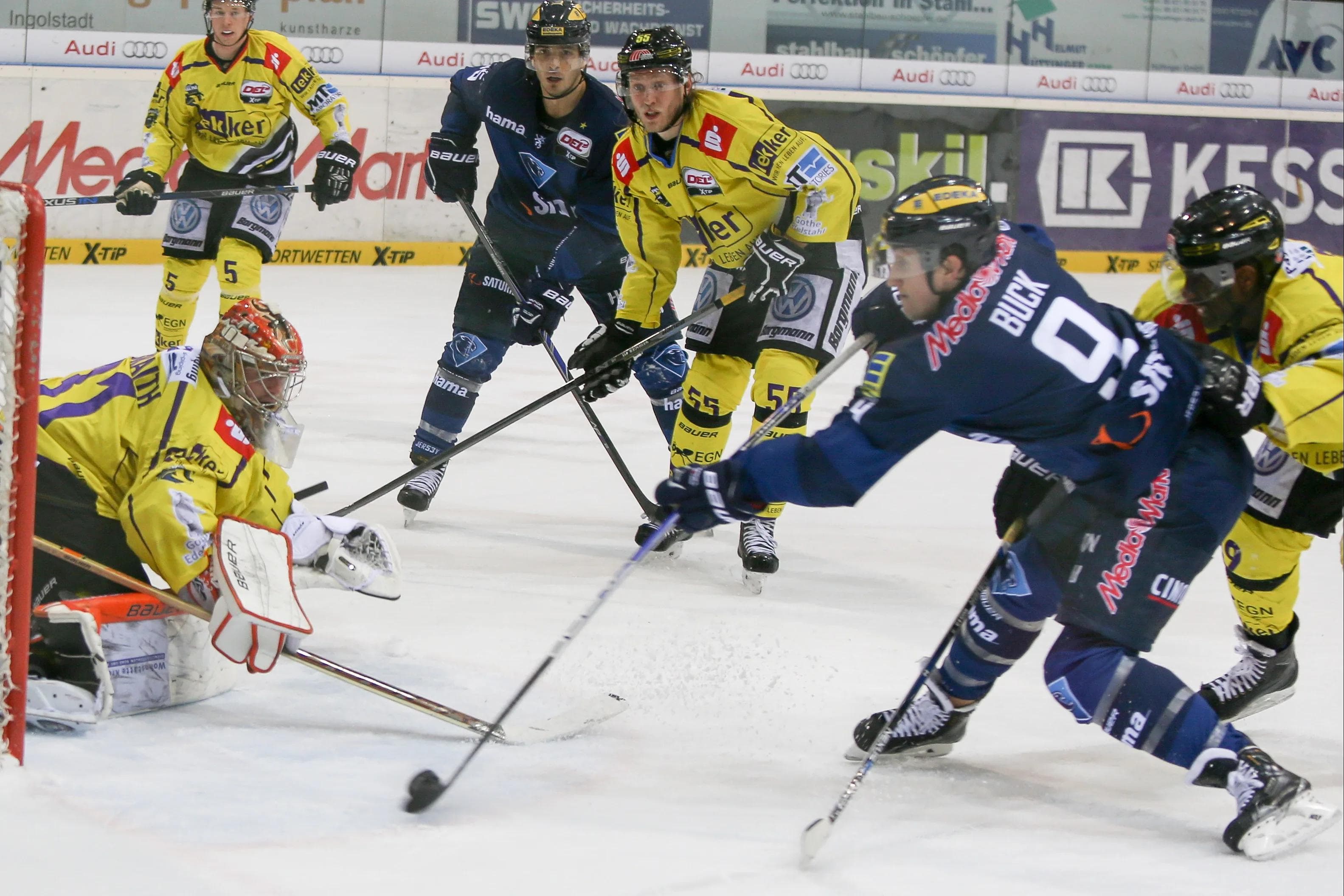 Das Tor von Brandon Buck reichte nicht zum Sieg gegen die Krefeld Pinguine. Foto: Bösl / kbumm