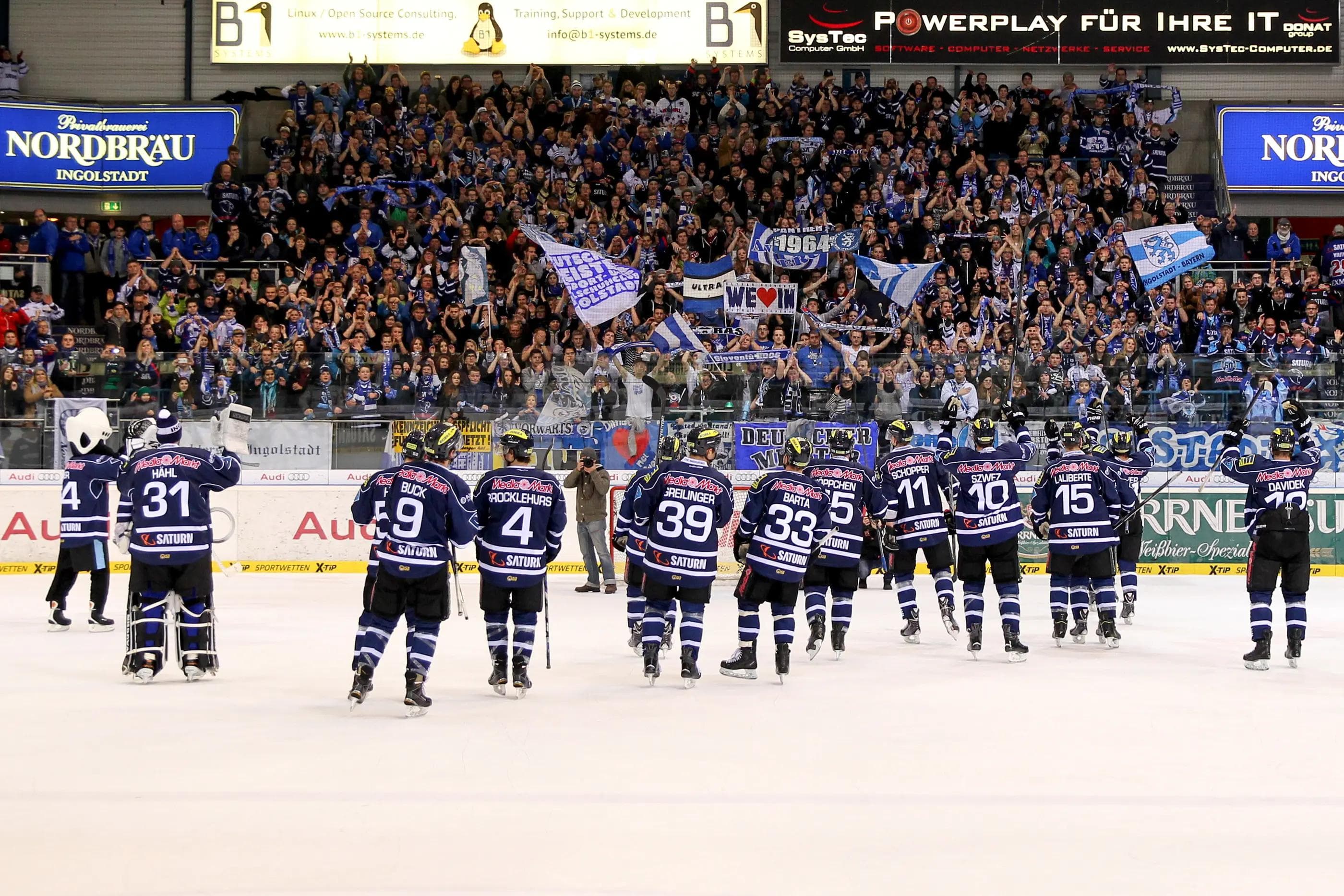 Dabei sein, beim Halbfinale in der blauen Festung. Foto: Jürgen Meyer