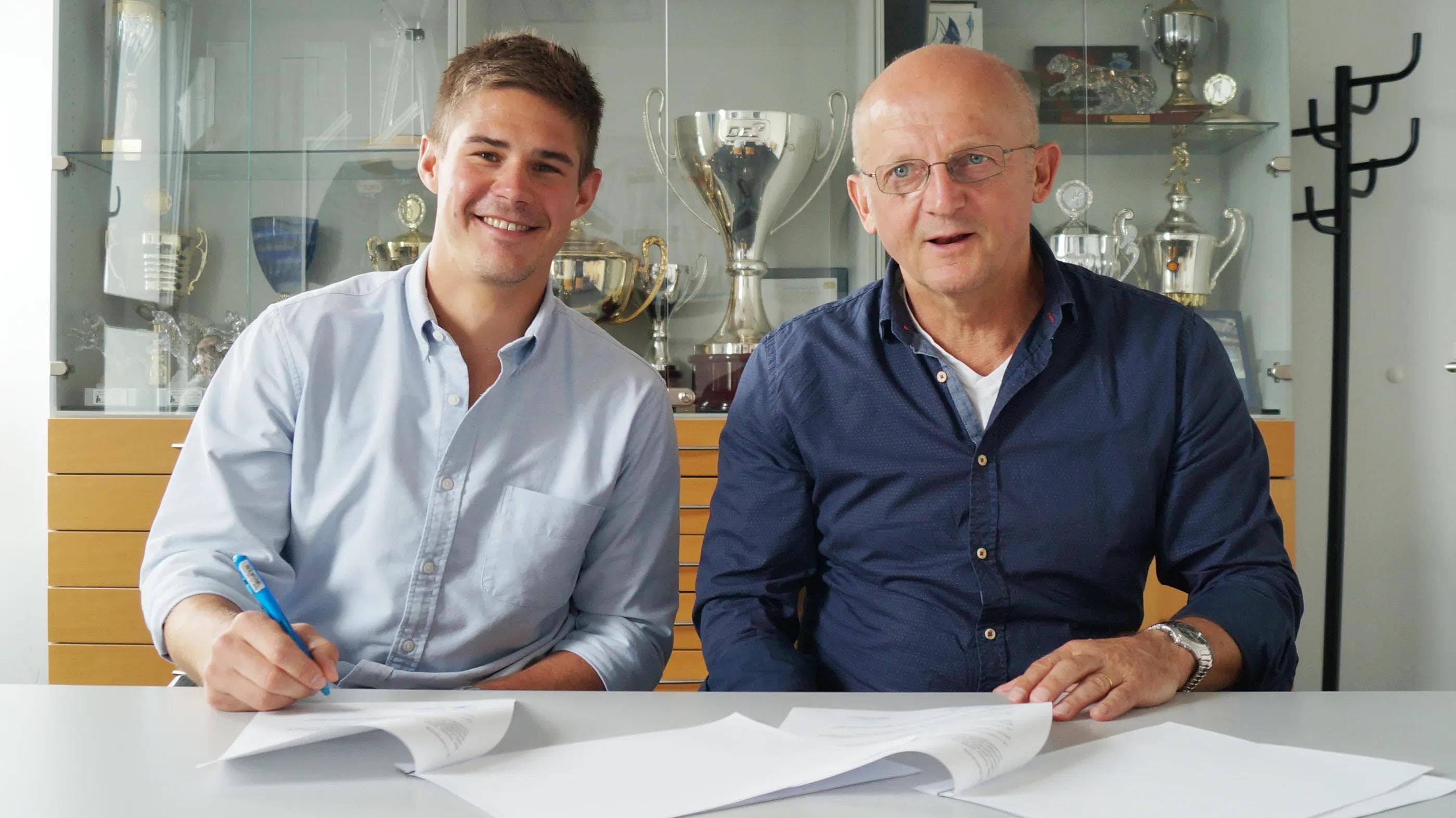 Martin Buchwieser (links) bei der Vertragsunterzeichnung mit Sportdirektor Jiri Ehrenberger.