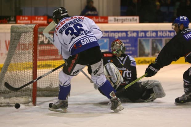 Duncan Milroy, Thomas Greilinger und Yannic Seidenberg sorgten immer wieder für Gefahr. Hier scheiterte Seidenberg am Pfosten. Foto: Sport-Press