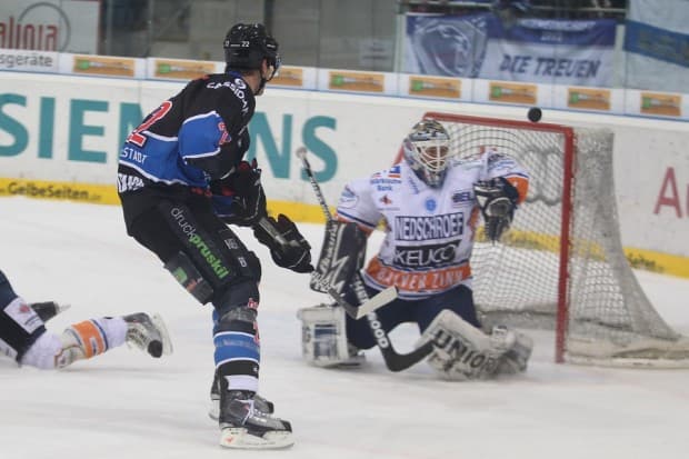 Manny Legacy heilt 24 von 26 Schüssen und avanciert neben Siegtorschütze Jeff Giuliano zum besten Spieler des Abends. Foto: Stefan Bösl - www.kbumm.de