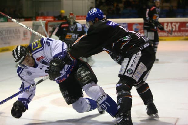 Kampf um jeden Zentimeter - das Spiel glich einem harten Play-Off Spiel. Foto: Sport-Press