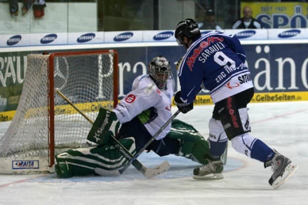 Da war die Pantherwelt noch in Ordnung. Yves Sarault bringt die Panther gegen Nürnberg mit 1:0 in Front. Foto: Sport- Press