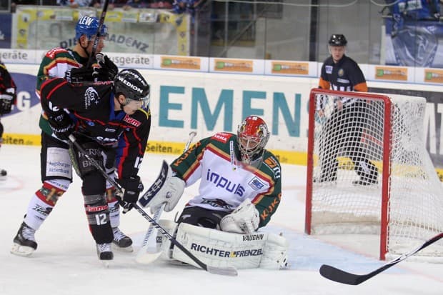 Tyler Bouck (2 Assist) scheitert an Dennis Endras. Foto: Stefan Bösl – www.kbumm.de