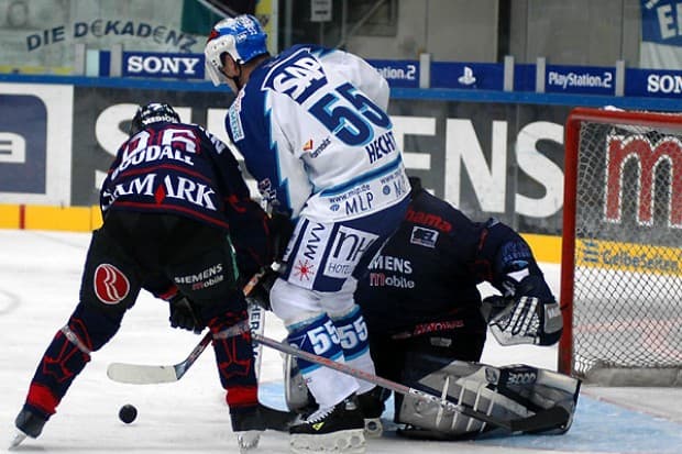 NHL Supertar Jochen Hecht gegen Glen Goodall und Jimmy Waite