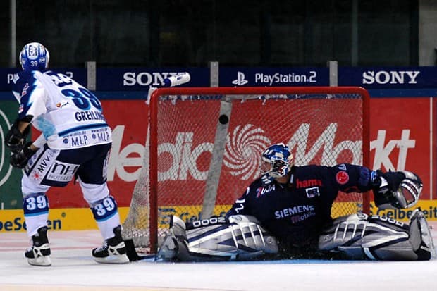 Puck im Netz, Greilinger konnte seinen Penalty verwandeln