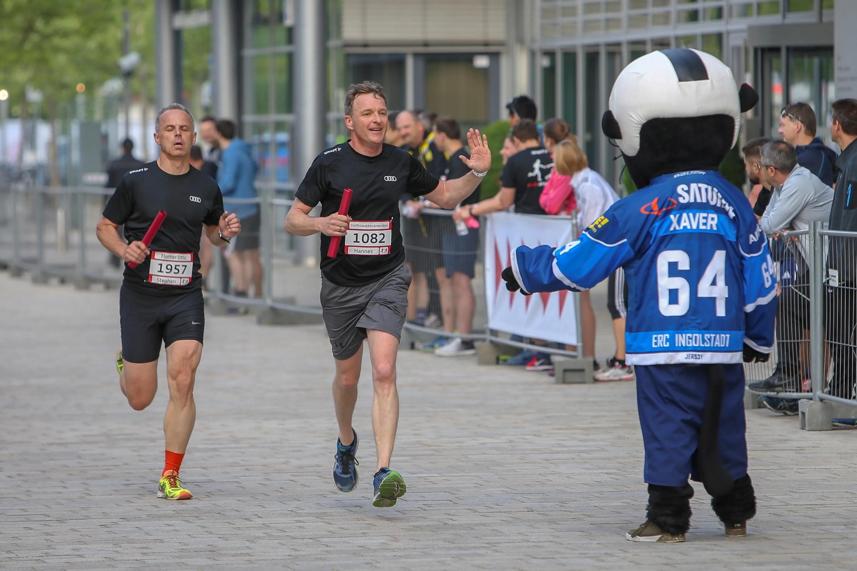 Xaver feuerte die über 1000 Läufer beim audi.staffellauf an. Eine ausführliche Fotostrecke finden Sie auf www.kbumm.de