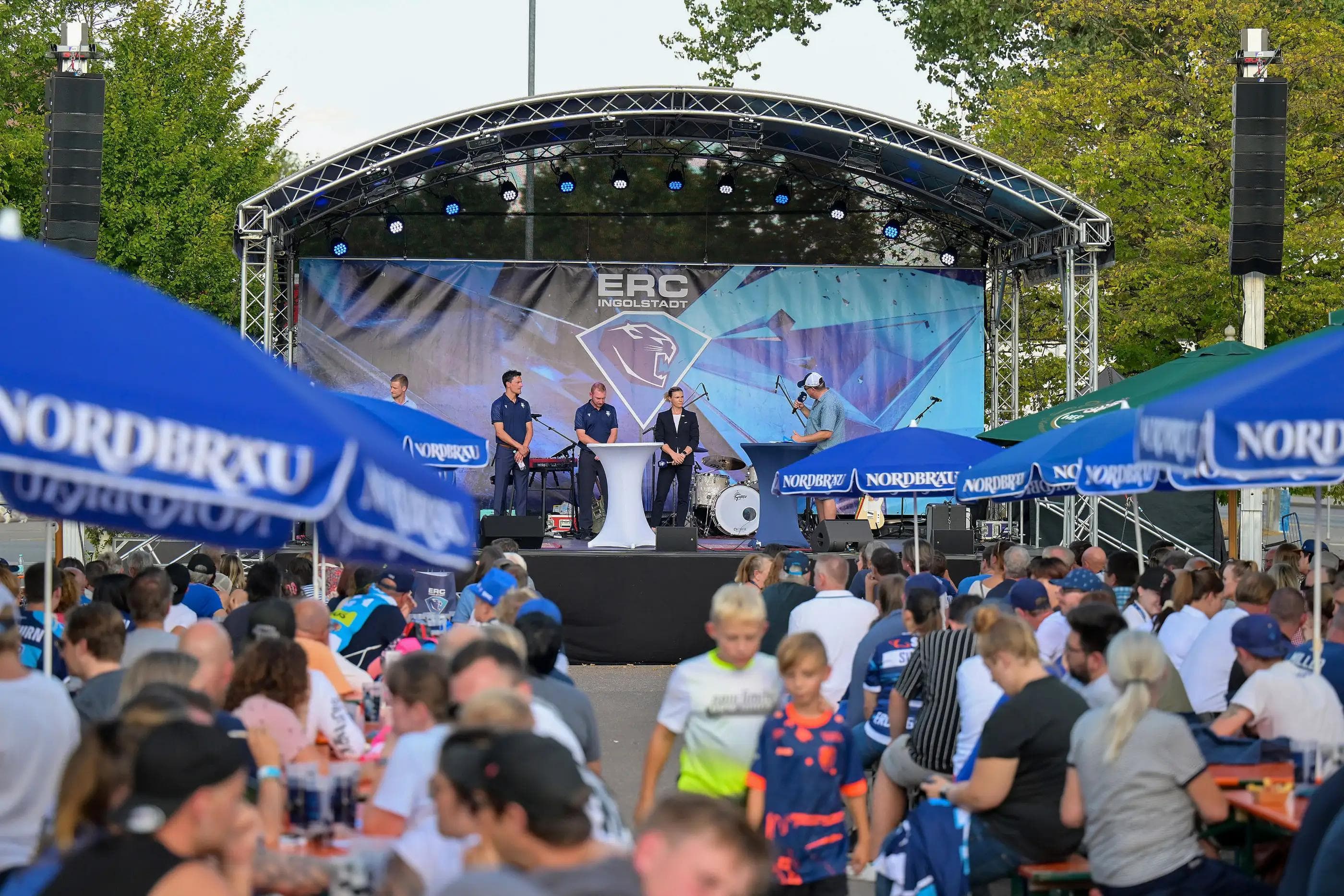 Auf der Bühne wird sich das neue Panther-Team den Fans vorstellen.
Foto: Johannes Traub/JT-Presse.de