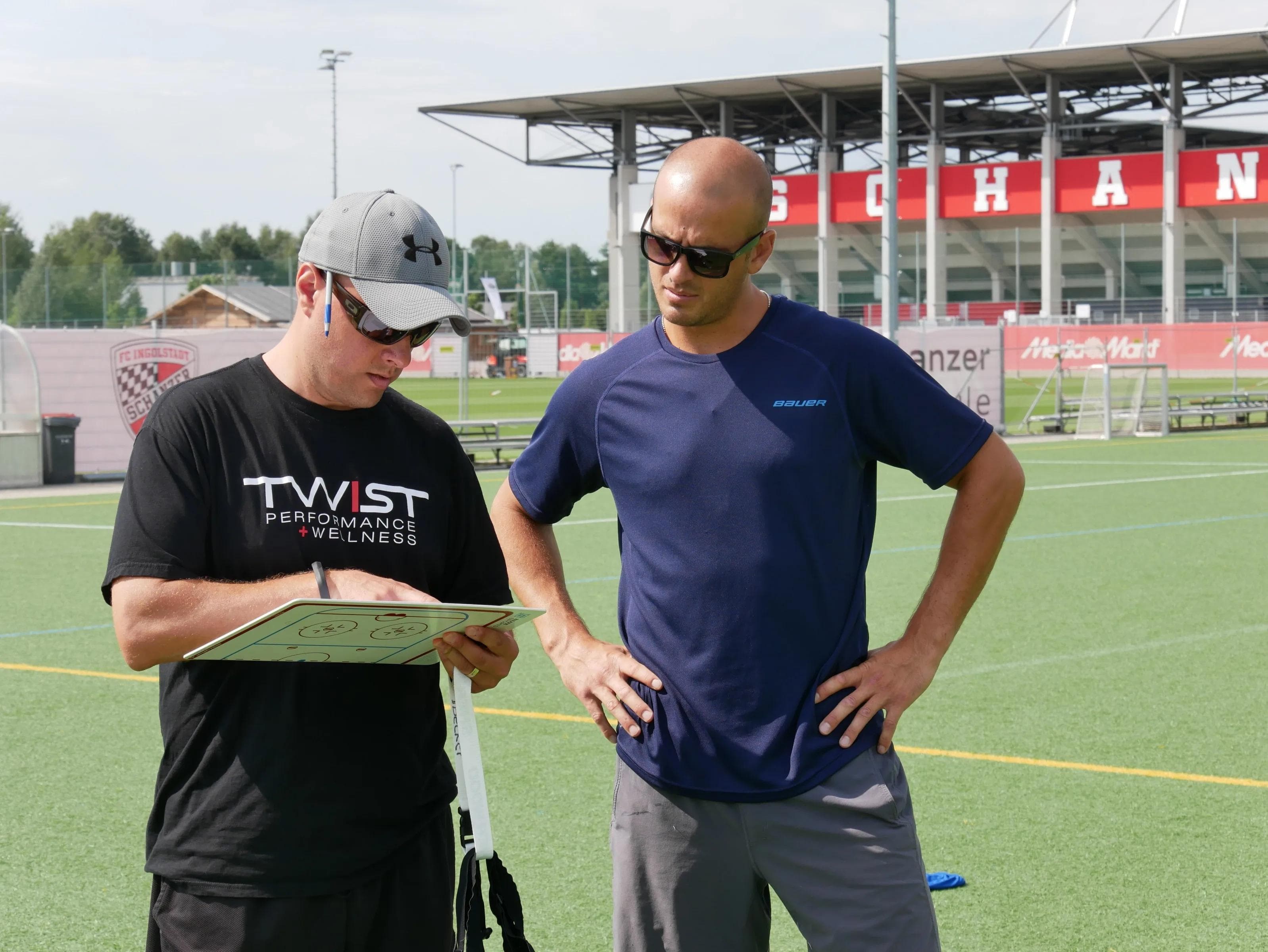 Scott Atkins und John Laliberte besprechen die Übungen. Foto: Wimösterer