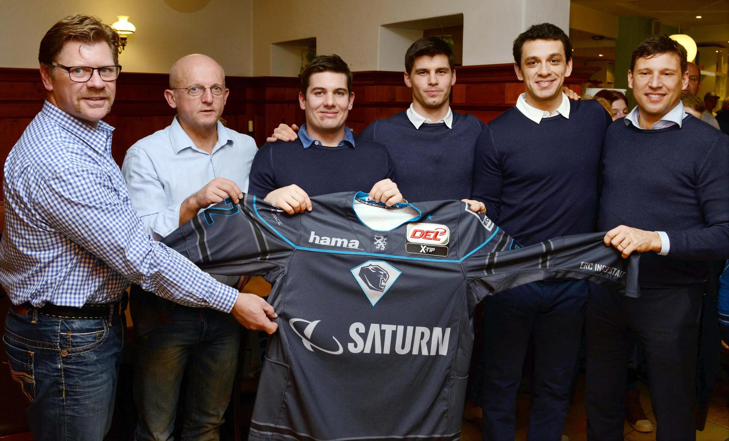 Peppi Heiß, Jiri Ehrenberger, Jared Ros, Benedikt Kohl, Brian Salcido und Claus Gröbner mit dem neuen grauen ERC-Trikot (Foto: Xaver Habermeier)