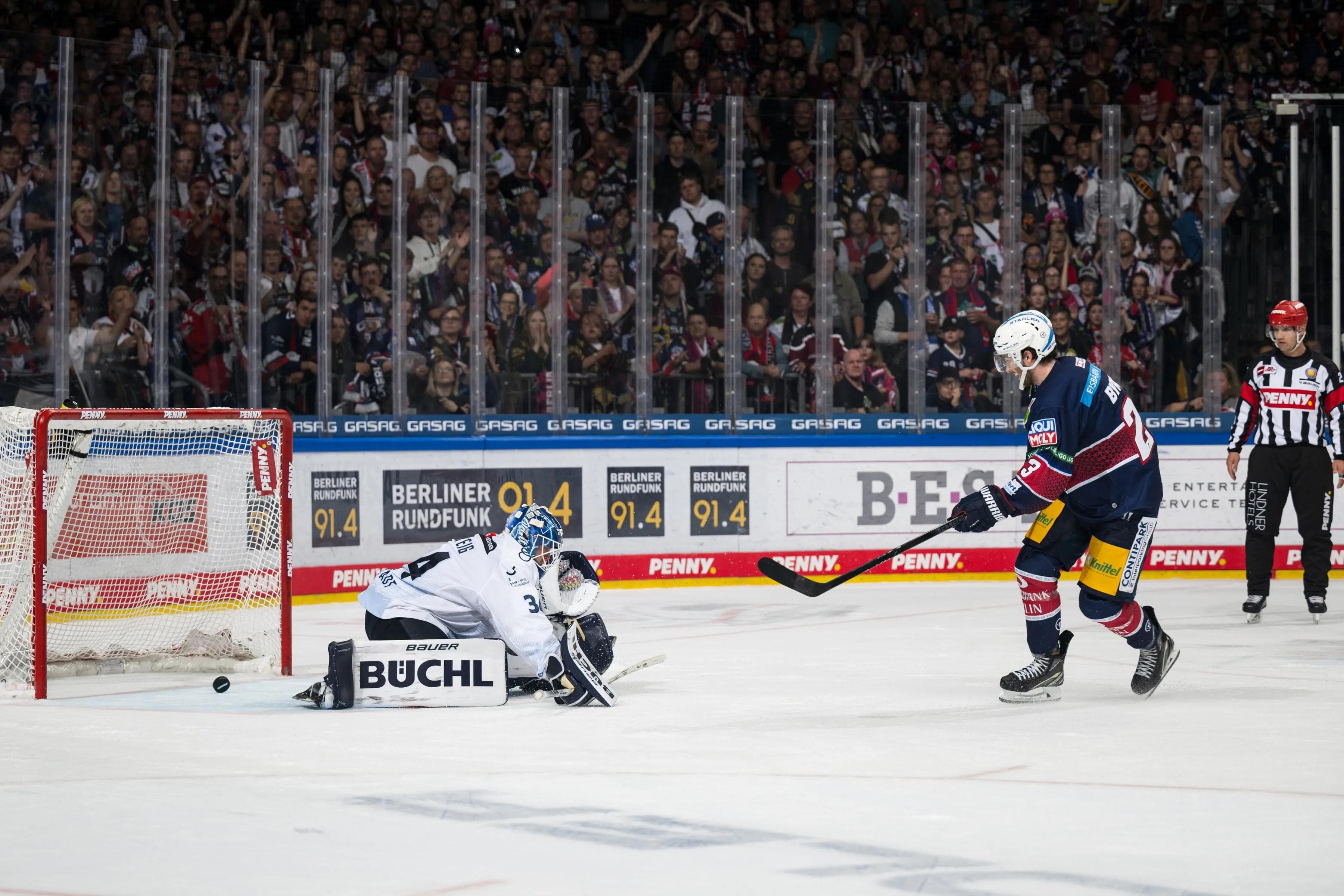 Bezeichnend für den Spielverlauf. Beim entscheidenden Penalty rutscht der Puck Garteig unglücklich durch die Beine.
Foto: City-Press