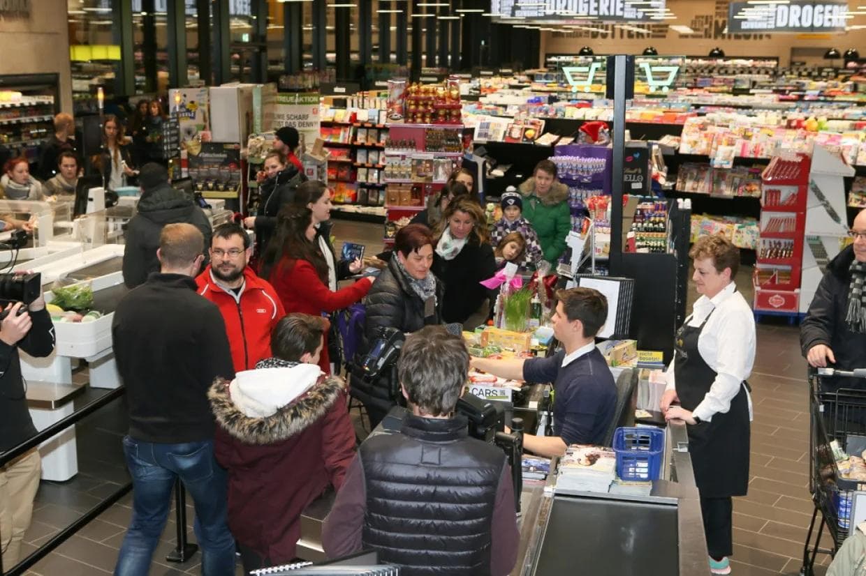 Benedikt Kohl an der Kasse bei EDEKA