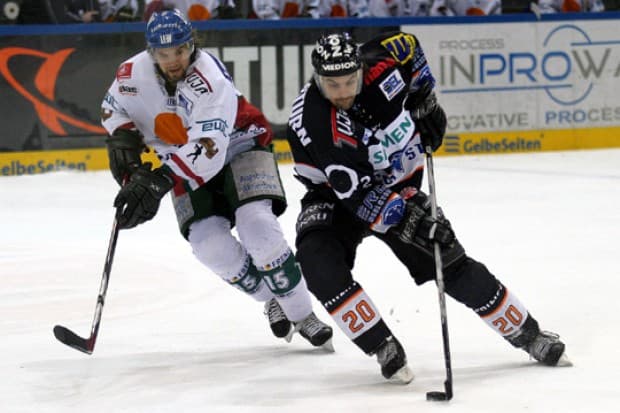 Florian Keller im Zweikampf mit Travis Brigley