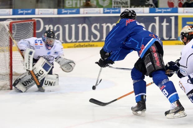 Game-Winning-Goal durch Thomas Greilinger, der mit seinem 32. Saisontor gleichzeitig einen neuen DEL-Vereinsrekord aufstellte. Foto: Stefan Bösl - www.kbumm.de