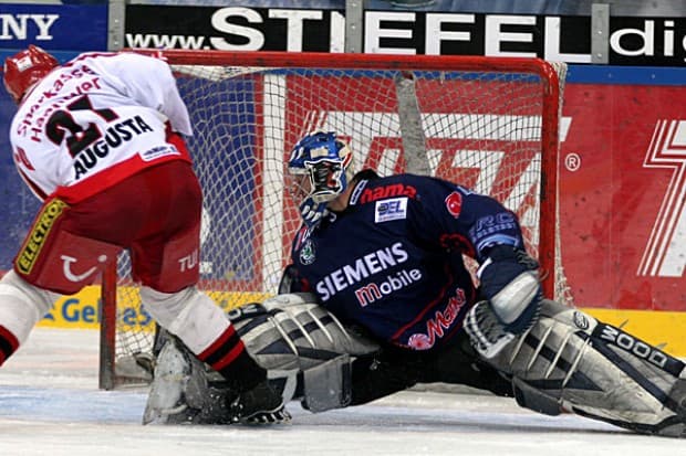 Tor für Hannover, Patrik Augusta erzielt hier das 1:0