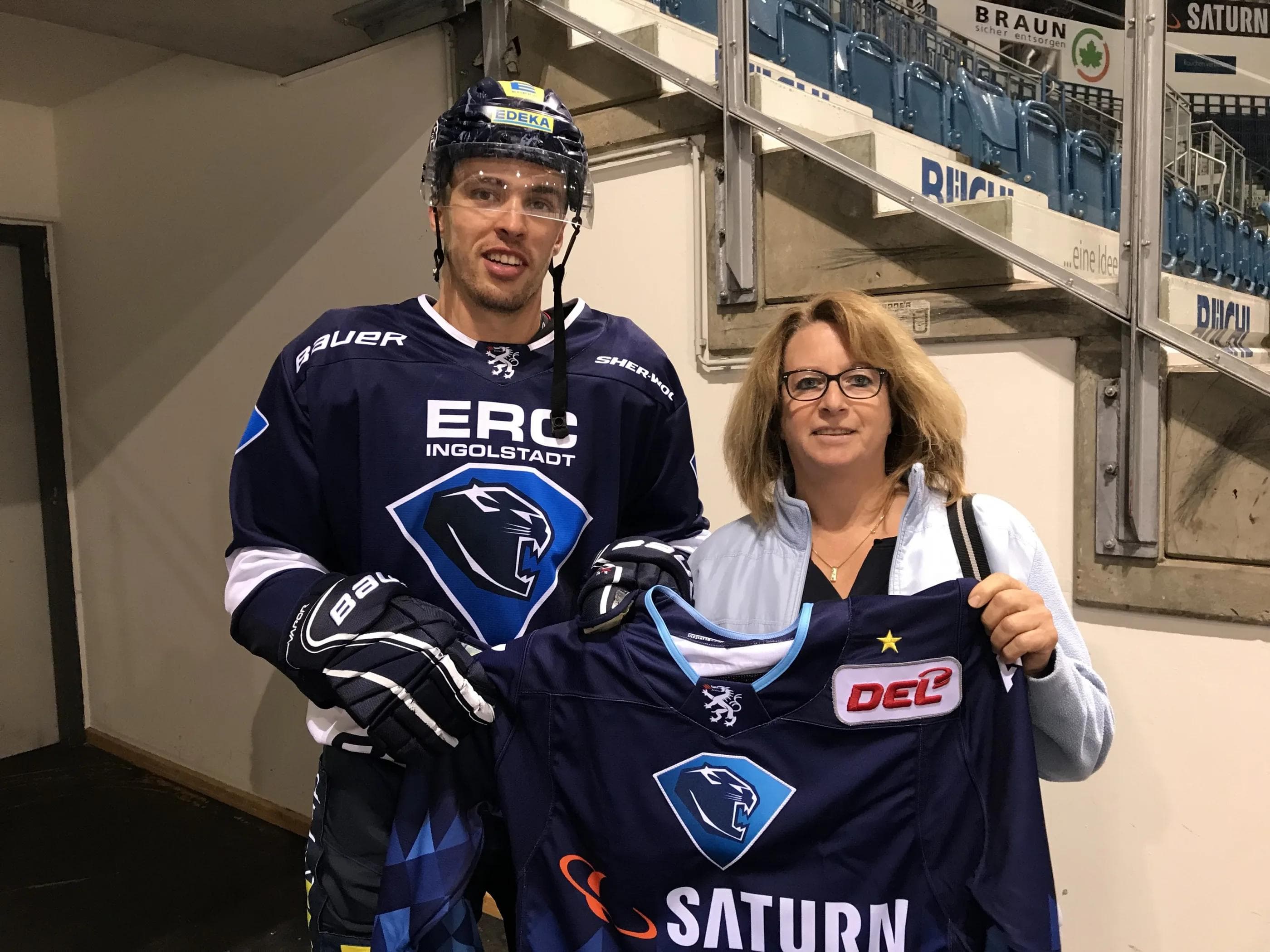 Andrea Mand bekam ihr Trikot als Erster Fan überhaupt.