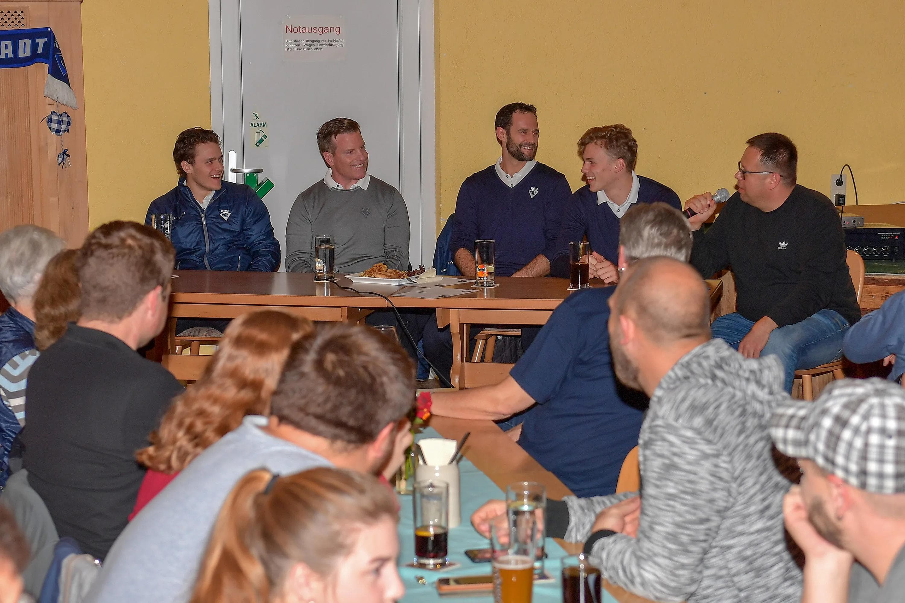 Gelacht wurde viel auf dem Fanstammtisch. Foto: st-foto.de / Traub