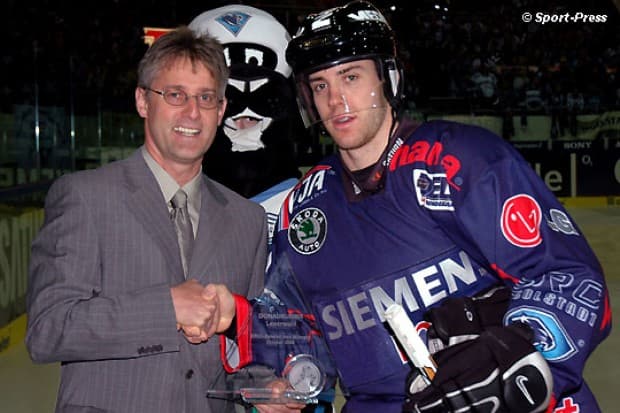 DK Redakteur Gottfried Sterner gratulierte damals Andy McDonald zum "Spieler des Monats Oktober"