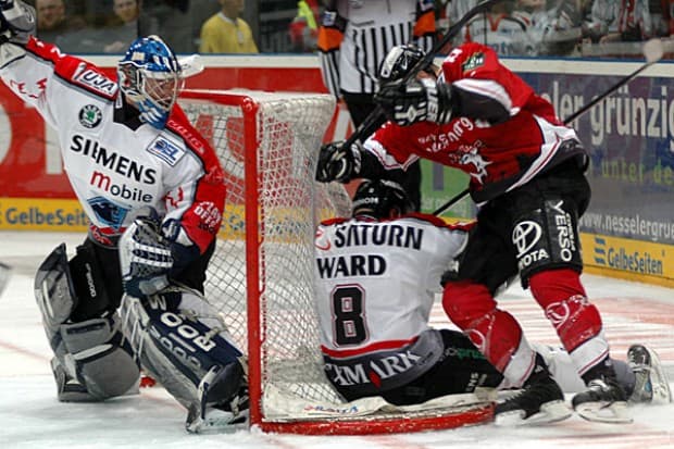 Aaron Ward versucht mit allen mitteln Alex Hicks zu stoppen