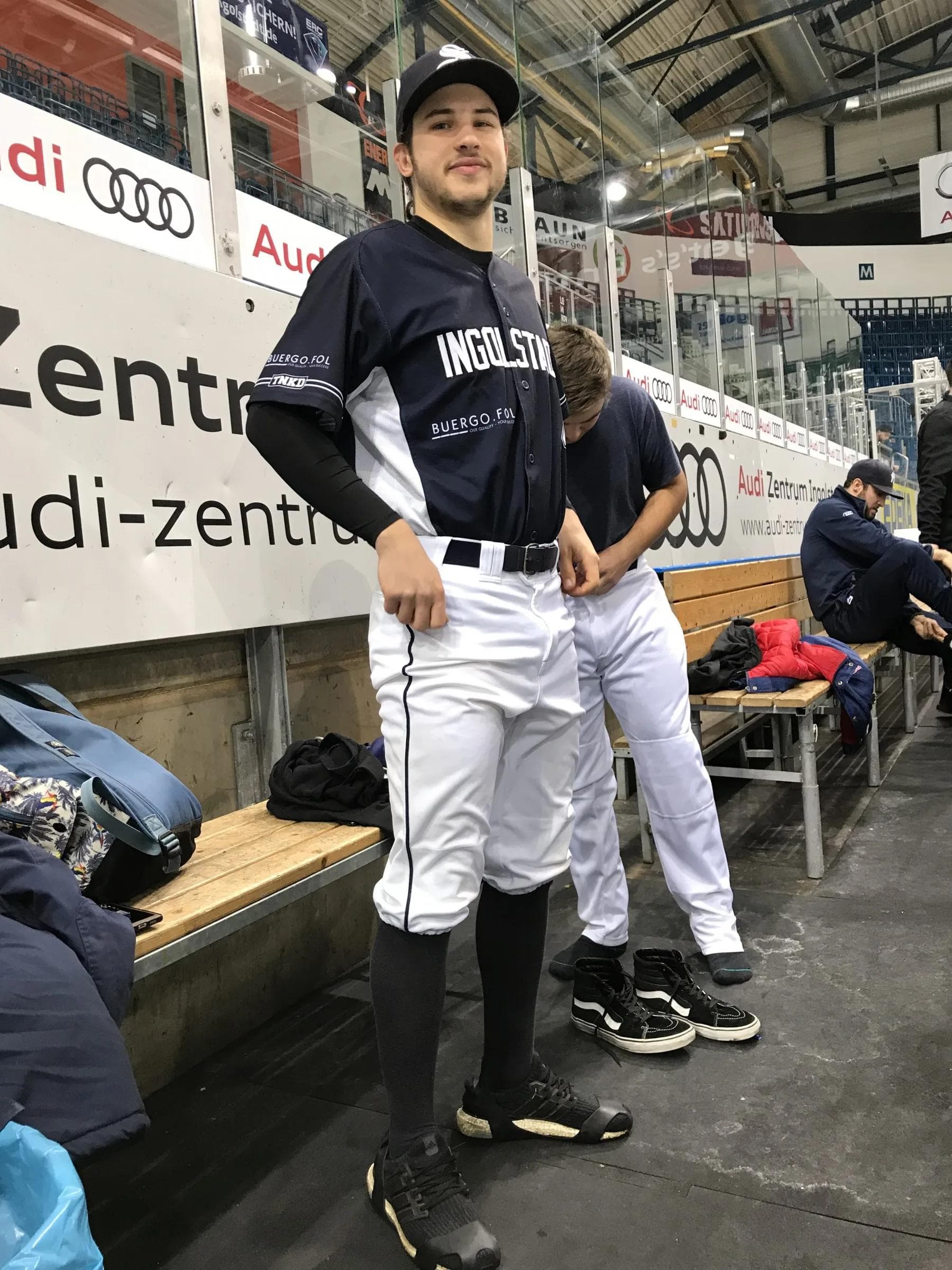 Für die Baseballer ist Eis ein ungewohntes Terrain - darum: Spikes unter die Schuhe. Foto: Wimösterer