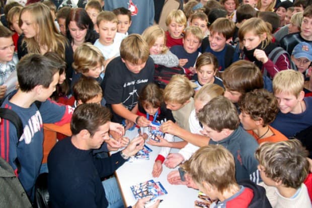 Jimmy Waite erfüllt unzählige Autogrammwünsche der Kids