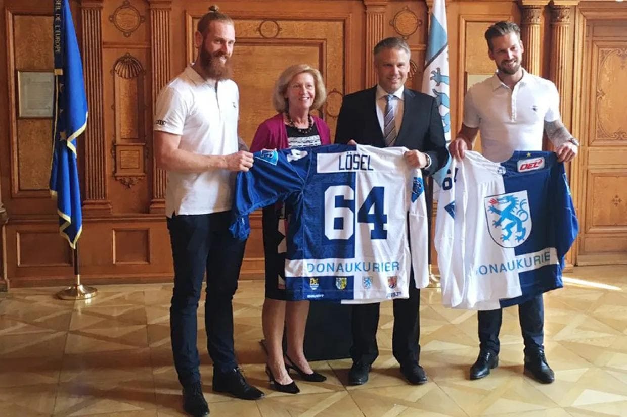 Lydia Nißl (Donaukurier) und Oberbürgermeister Christian Lösel mit den beiden ERC-Profis Thoms und Timo Pielmeier präsentieren das neue WarmUp-Trikot des ERC mit Wappen der Stadt Ingolstadt...